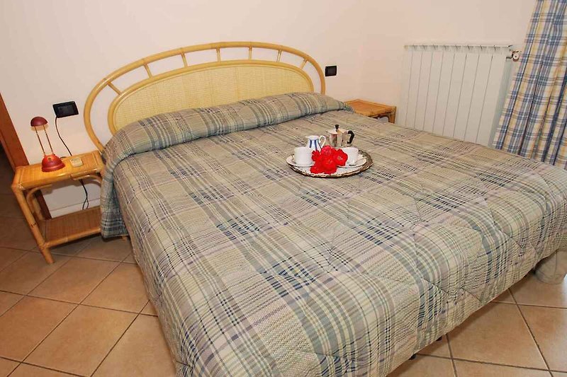 Camera da letto con letto matrimoniale (esempio)