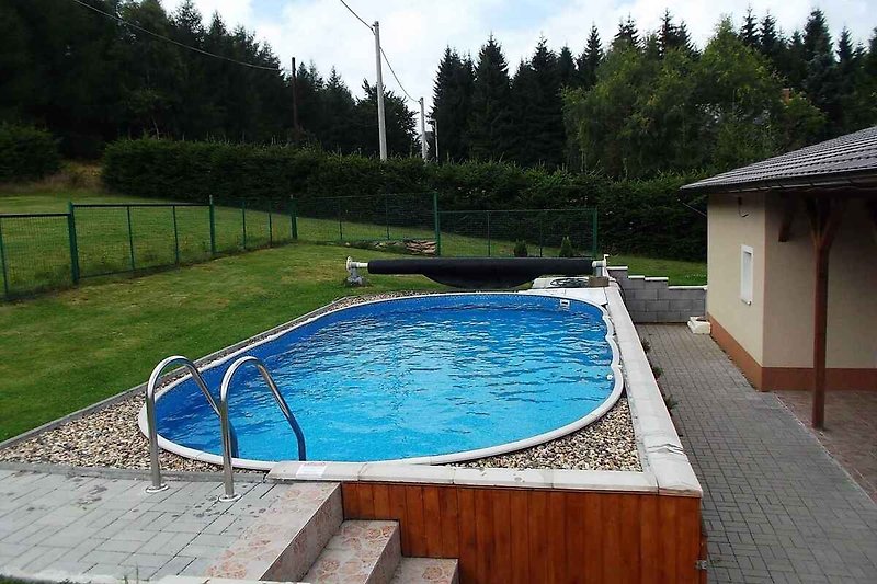 vue extérieure avec piscine