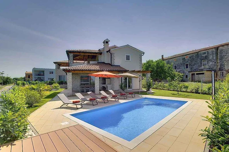 Aussenansicht mit Pool