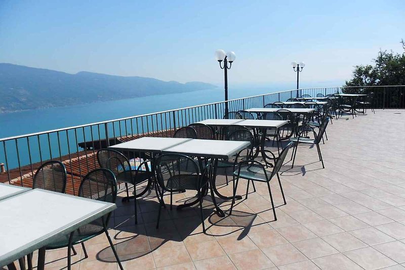 Terras van het restaurant met panorama uitzicht op het Gardameer