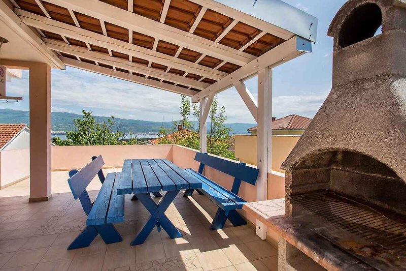 Balkon met tuinmeubelen en barbecue