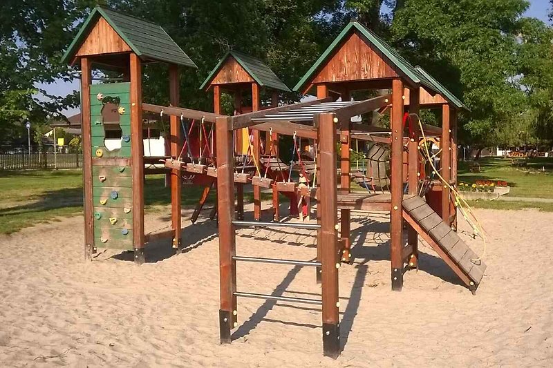 Plac zabaw dla dzieci przy plaży