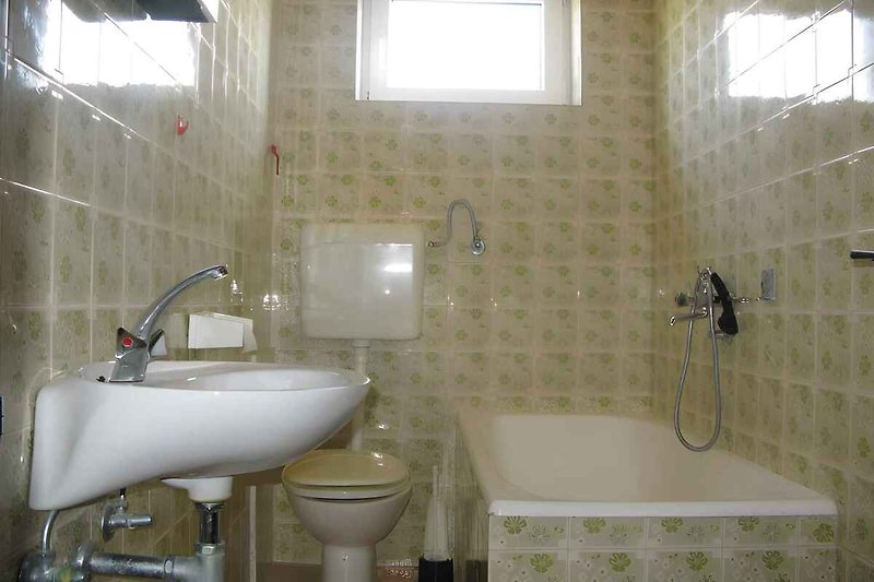 salle de bain avec baignoire