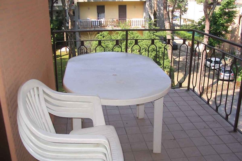 Balcón con muebles de jardín