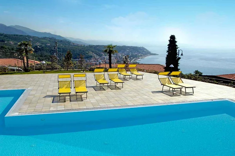 Pool mit Liegestühlen