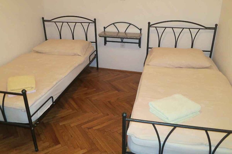 chambre à coucher avec lits simples (exemple de logement)