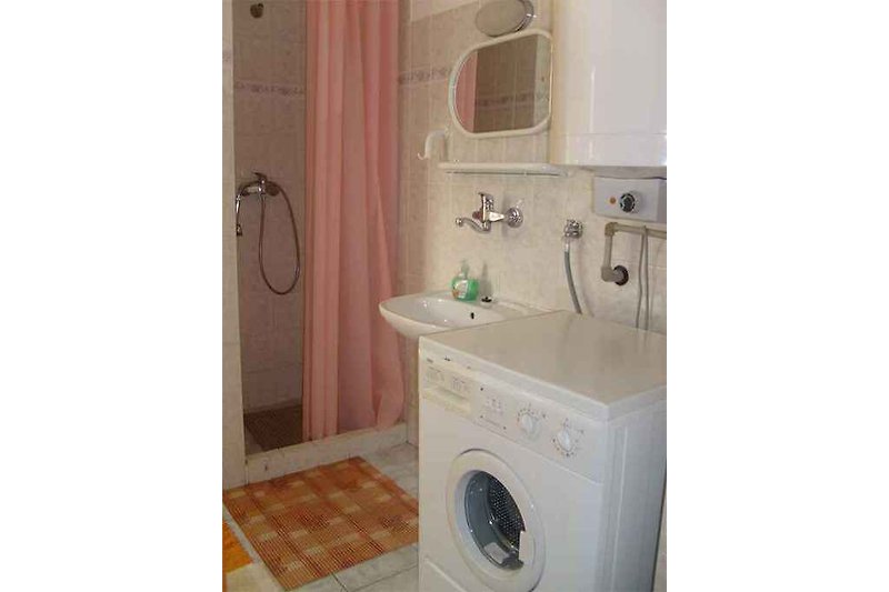 salle de bain avec lave linge