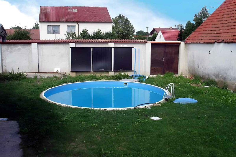 piscine en plein air dans le jardin