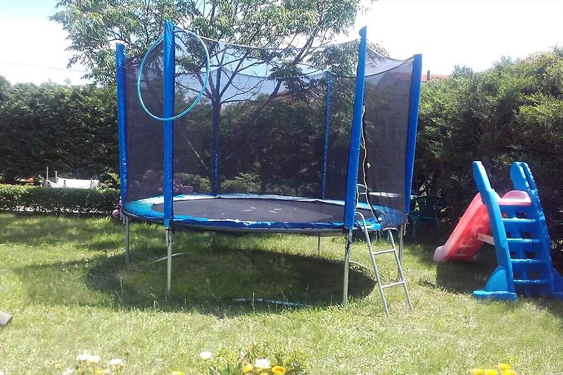 Ogród z trampoliną