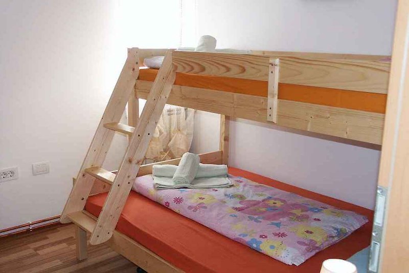 Slaapkamer met stapelbed voor 3 personen