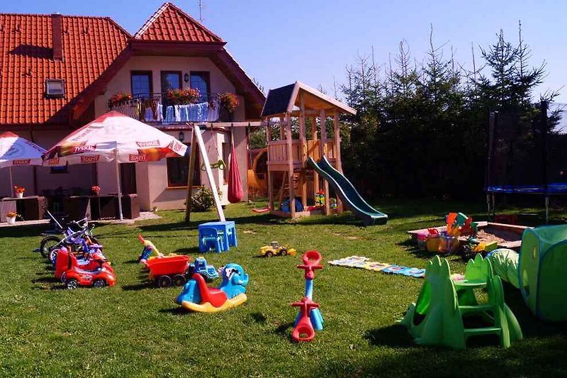 plac zabaw dla dzieci przed domem