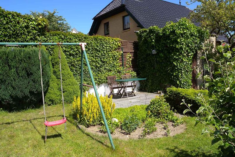 jardin avec balancoire et terrasse
