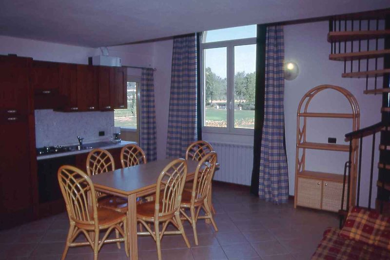 Pokój dzienno-sypialny z kącikiem kuchennym i jadalnym (przykład)