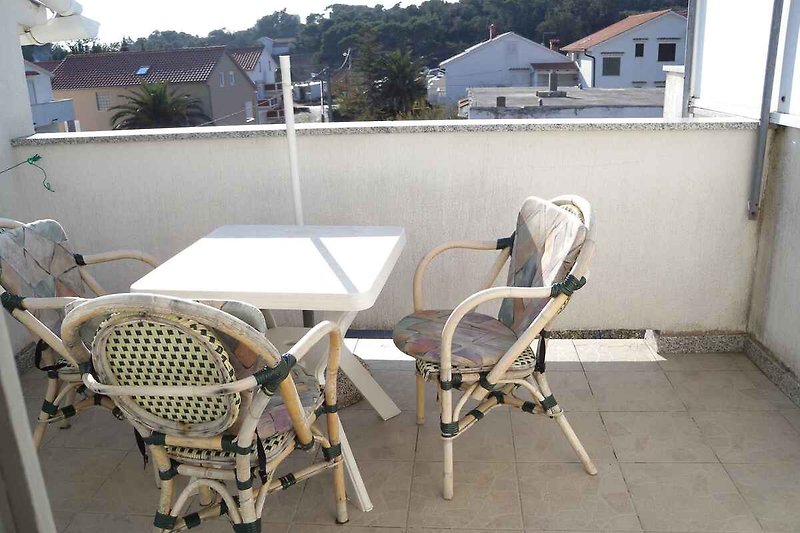 balcon avec meubles de jardin