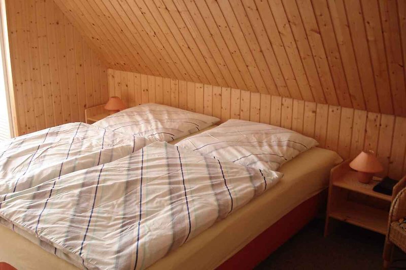 Pokój sypialny z łóżkiem dwuosobowym