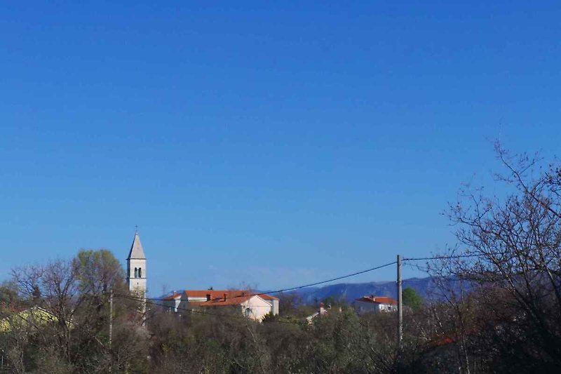 Ausblick vom Ferienhaus auf die Ortskirche