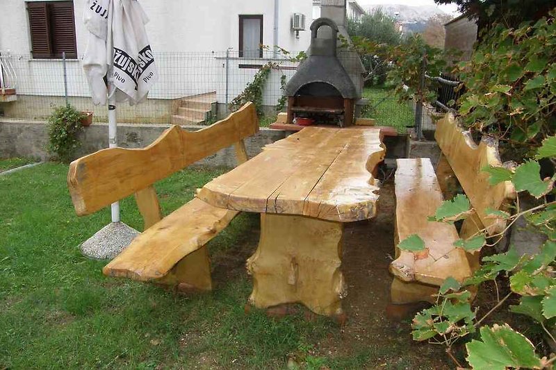 barbecue avec fauteuil de jardin