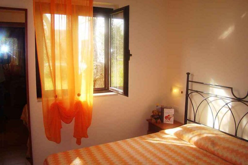 chambre à coucher avec lit double (exemple de logement)