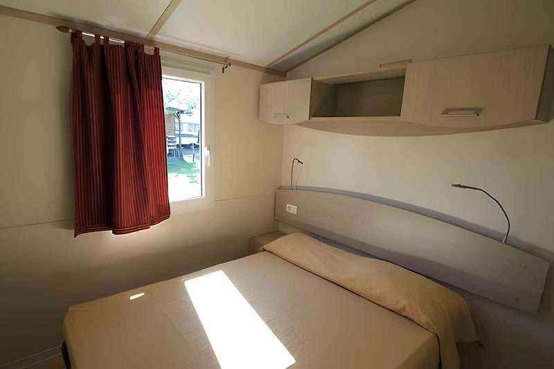 Schlafzimmer mit Doppelbett (Wohnbeispiel)
