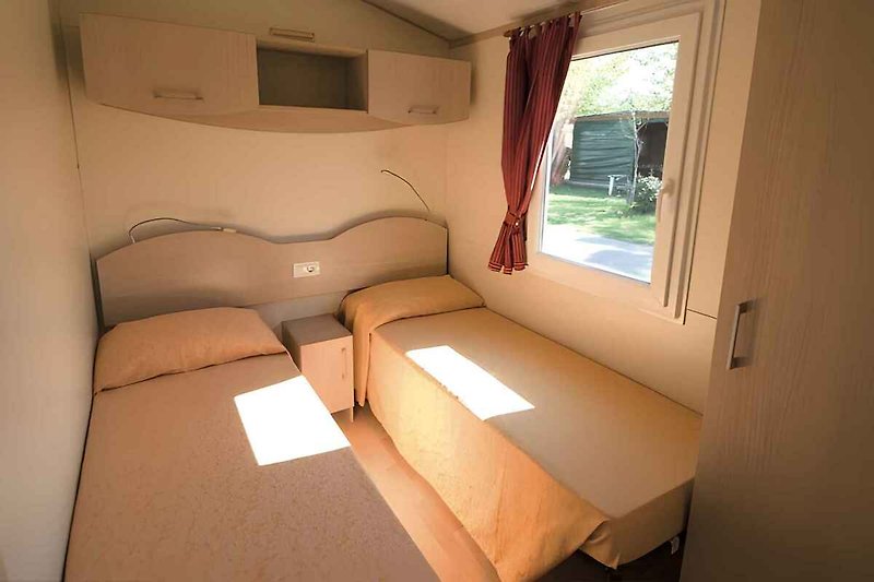 chambre à coucher avec lits simples (exemple de logement)