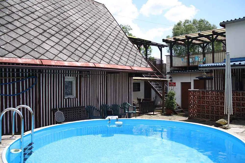 Vista esterna con piscina