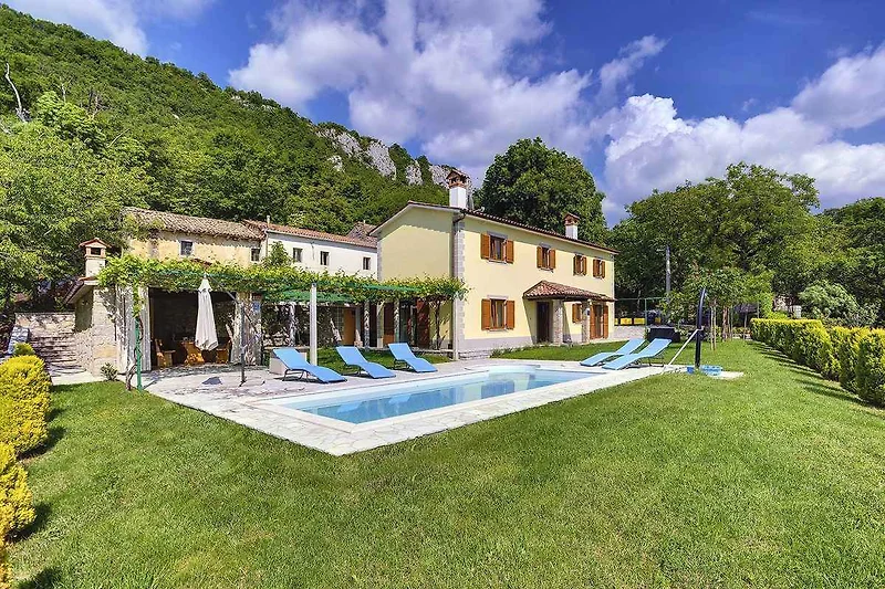 Vista esterna con piscina
