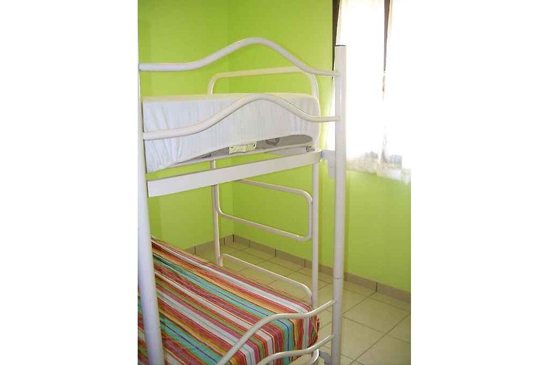 Pokój sypialny z łóżkiem piętrowym