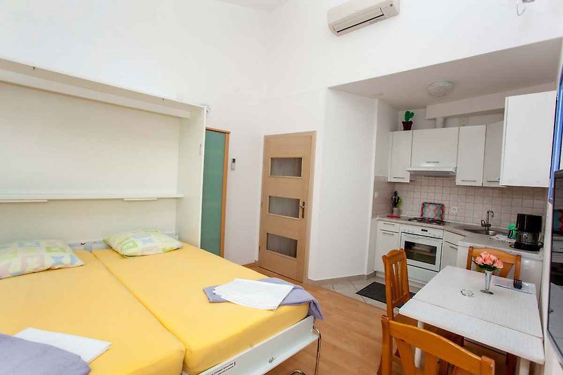 Pokój mieszkalno-sypialny z kącikiem kuchennym