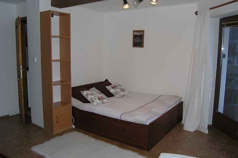 chambre avec quatre lits