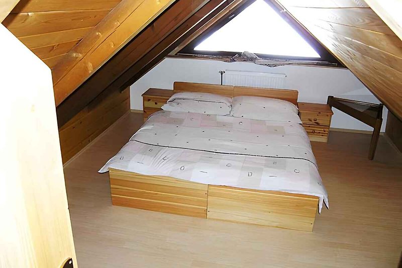 Mała sypialnia na poddaszu