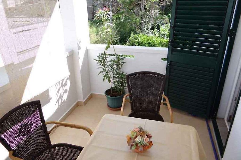 Balkon mit Gartenmöbel und Meerblick