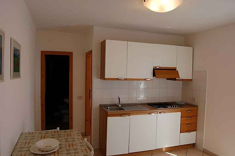 Pokój mieszkalno-sypialny z kącikiem kuchennym (przykład zakwaterowania)