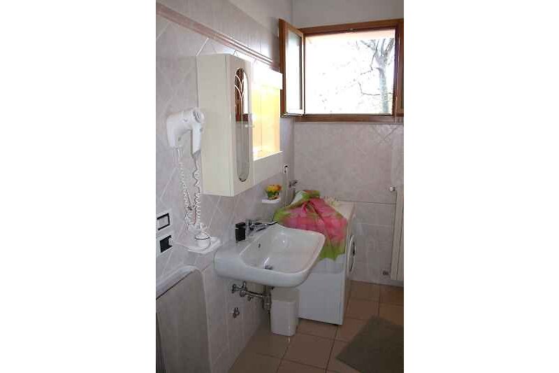 salle de bain avec lave linge (exemple de logement)