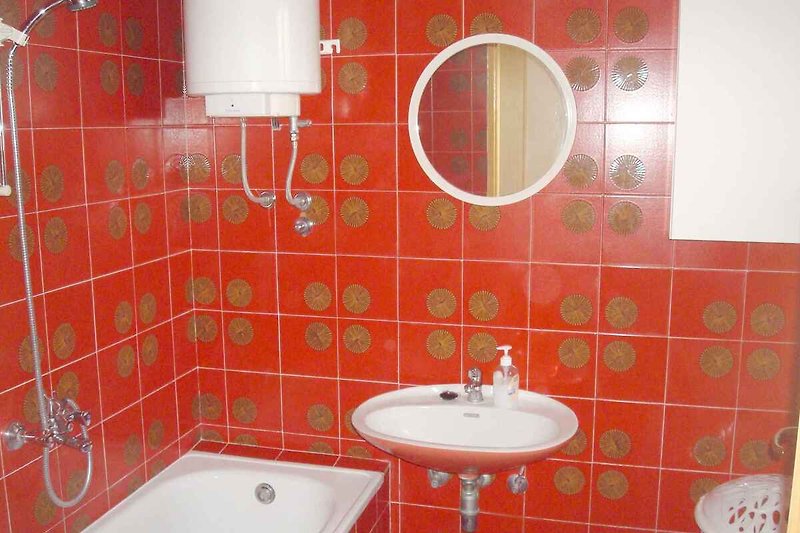 Badkamer met bad/WC