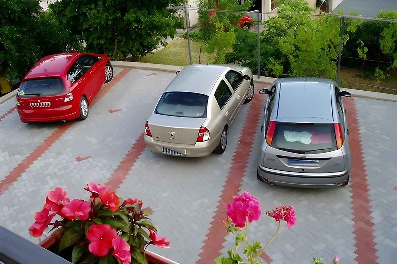 Parkplätze auf dem Grundstück
