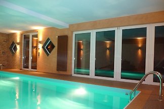 Chalet mit Garten und eigenem Schwimmbad