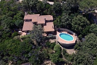 Villa mit einem kleinen Pool
