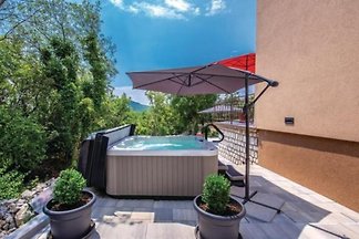 Ferienhaus mit Jacuzzi und Grill im Garten