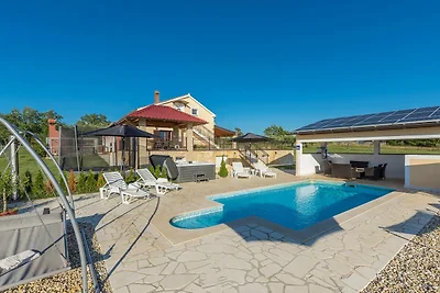 Villa mit Pool und Klimaanlage