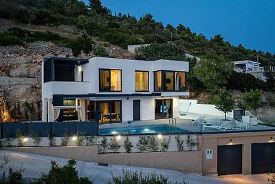 Villa mit Pool und Meerblick
