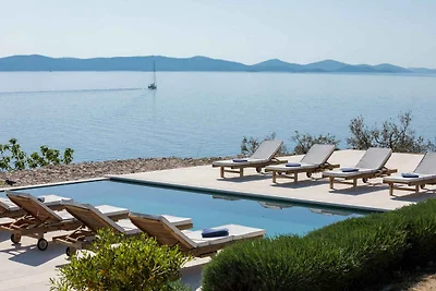 Villa mit Pool und am Strand