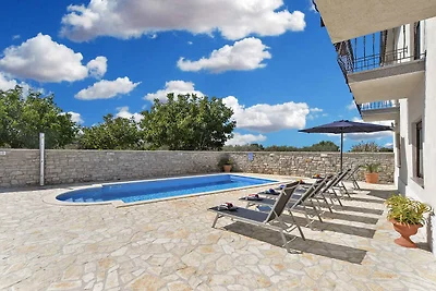 Ferienhaus mit Pool und Klimaanlage