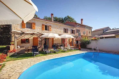 Villa mit Swimmingpool und Kinderspielplatz