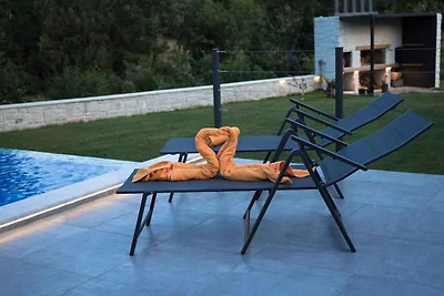 Ferienhaus Mit Terasse und Pool