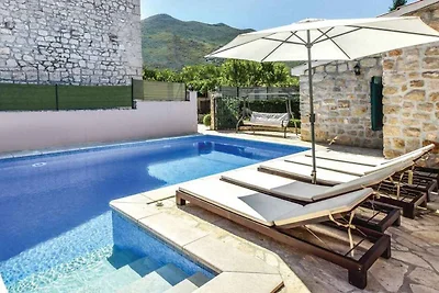 Ferienhaus mit Pool und Grill