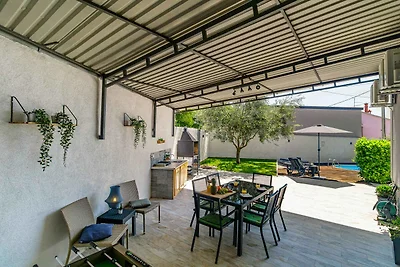 Villa mit Swimmingpool und Grillplatz