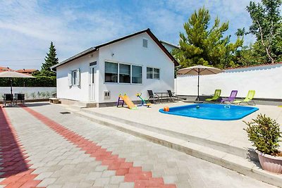 Ferienhaus mit Pool und Grill