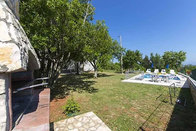 Ferienhaus mit Swimmingpool umgeben von Natur