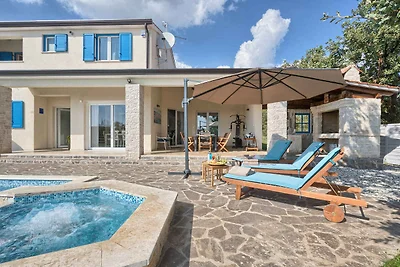 Villa mit Swimmingpool, Sauna und Spielplatz