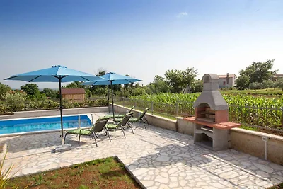 Ferienhaus mit Pool und Grill